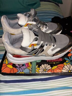 Alexander McQueen mens
Gray, White & Silver Accent Sneaker